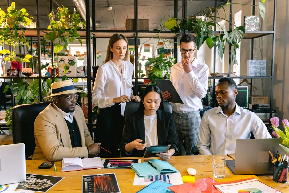 Page Facebook d’un réseau social d’entrepreneurs sur ordinateur et mobile.
